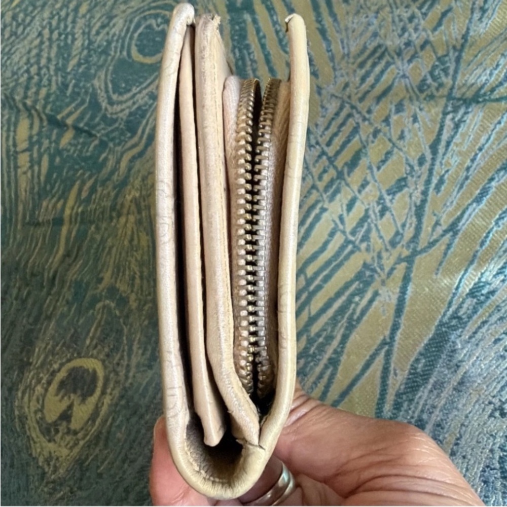 Gucci D Ring Abbey Cream Clutch Monogram Bifold Wallet with Gold Hardware - Picture 8 of 10